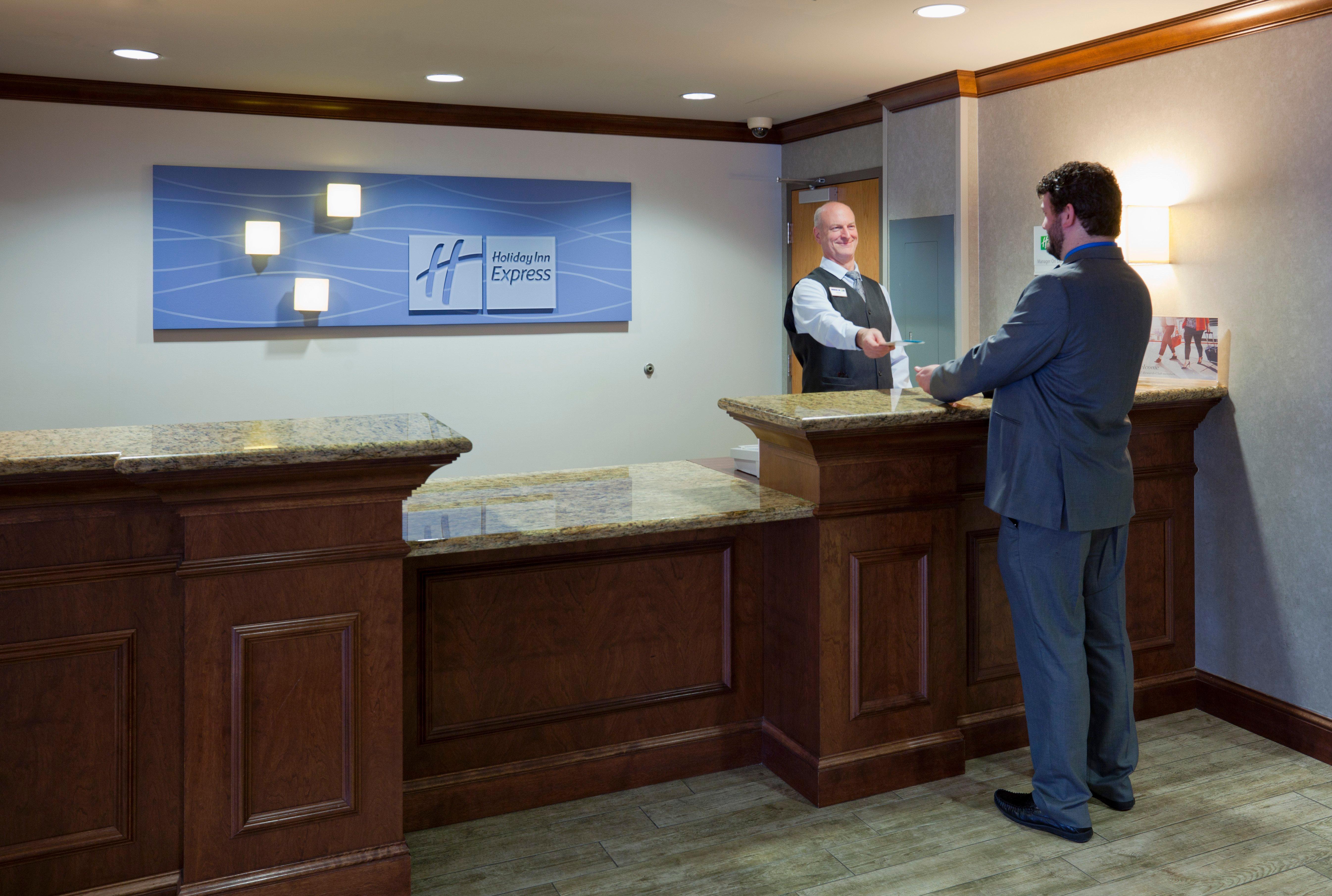 Holiday Inn Express & Suites Bloomington West By Ihg Екстериор снимка
