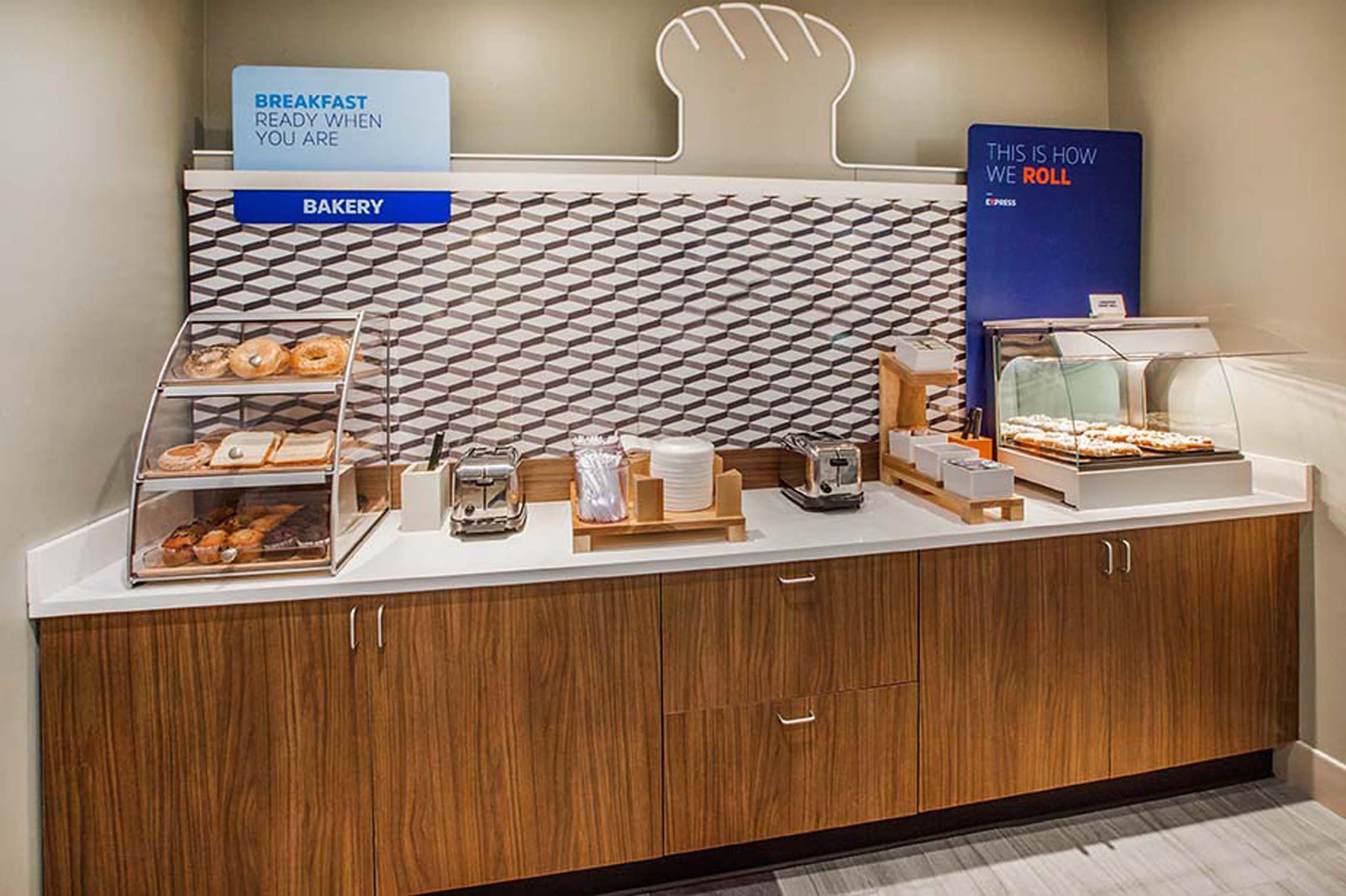Holiday Inn Express & Suites Bloomington West By Ihg Екстериор снимка